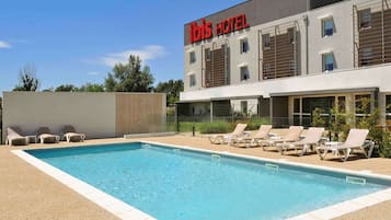 Piscine extérieure, chaises longues