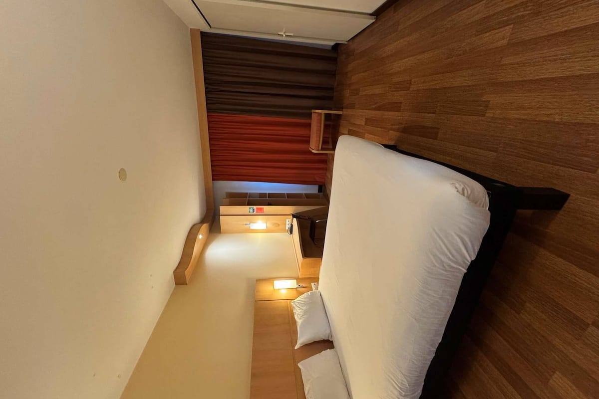 Chambre Standard, 1 lit double, accessible aux personnes à mobilité réduite | Coffres-forts dans les chambres, bureau, chambres insonorisées