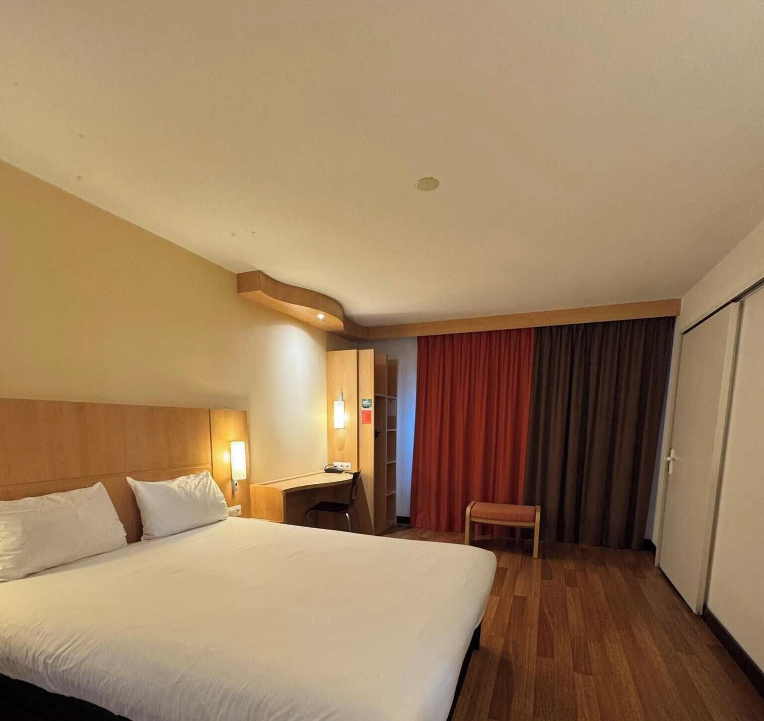 Chambre Standard, 1 lit double, accessible aux personnes à mobilité réduite | Coffre-fort, bureau, système d’insonorisation, fer et planche à repasser