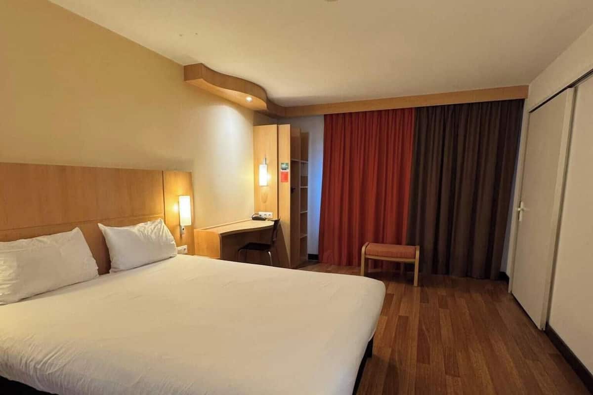 Chambre Standard, 1 lit double, accessible aux personnes Ă mobilitĂ© rĂ©duite | Coffre-fort, bureau, systĂšme dâinsonorisation, fer et planche Ă repasser