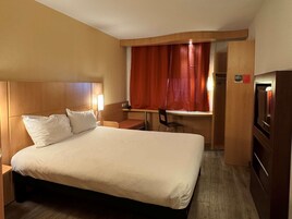 Cofres nos quartos, escrivaninha, quartos à prova de som