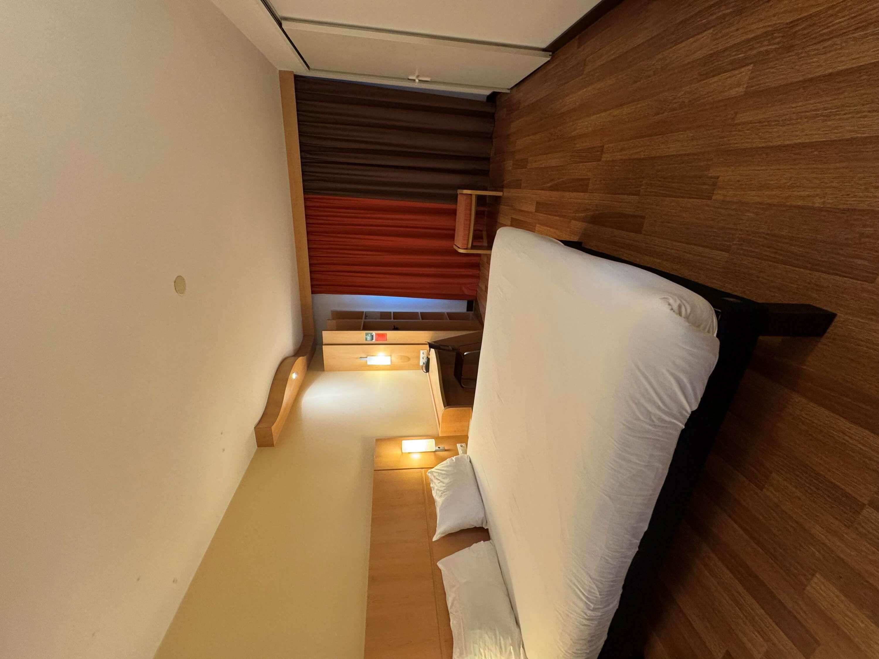 Caja de seguridad en la habitación y escritorio 