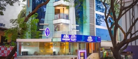 Vista frontal de la propiedad