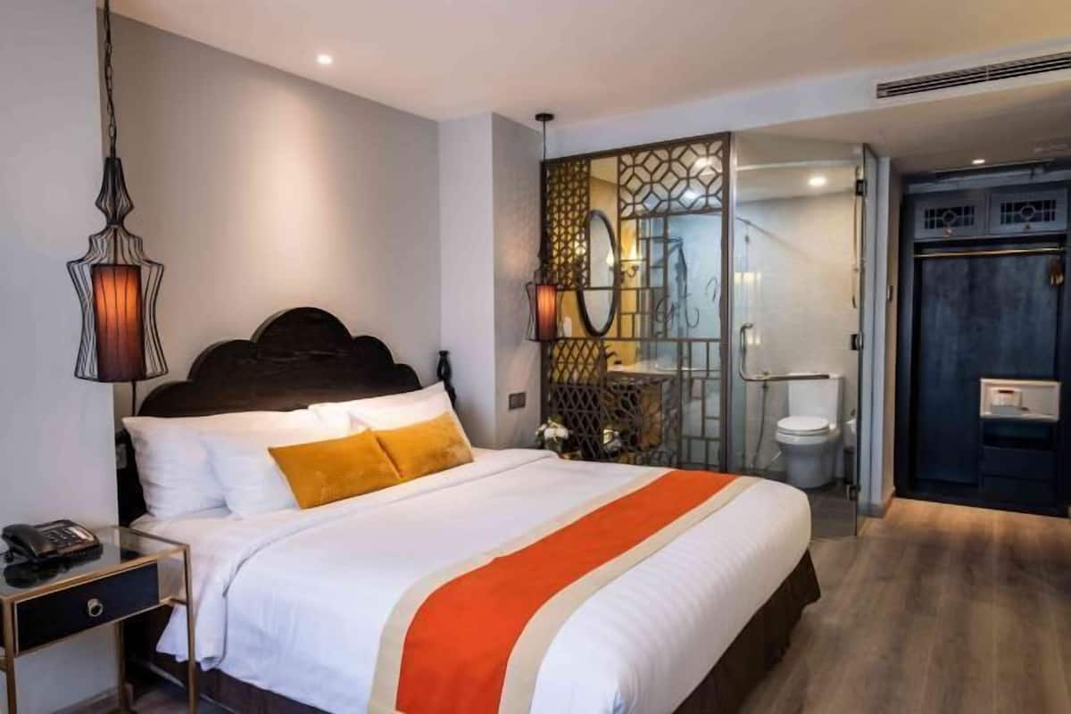 Een minibar, een kluis op de kamer, een bureau, verduisterende gordijnen