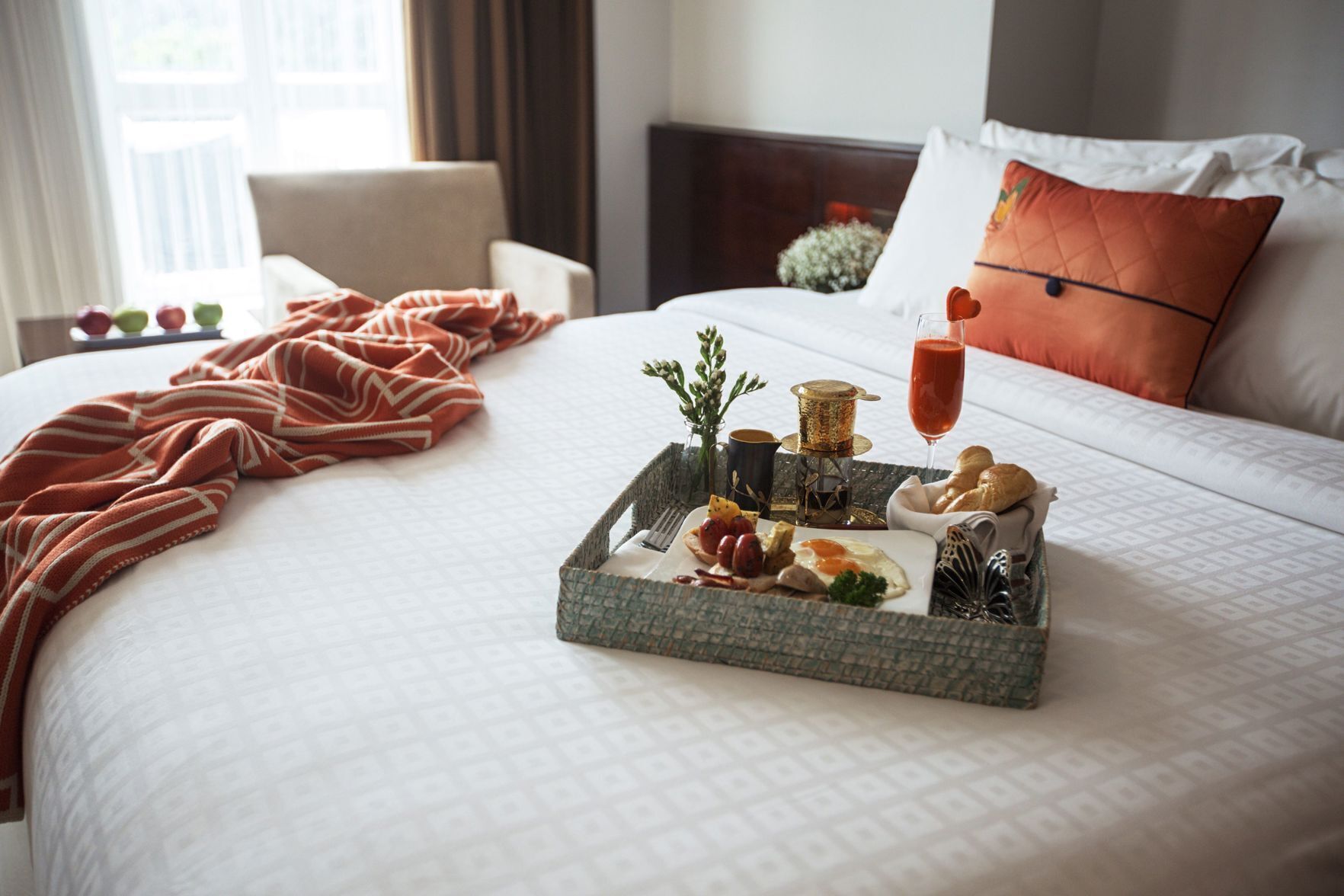 Minibar, safe på rommet, skrivebord og blendingsgardiner