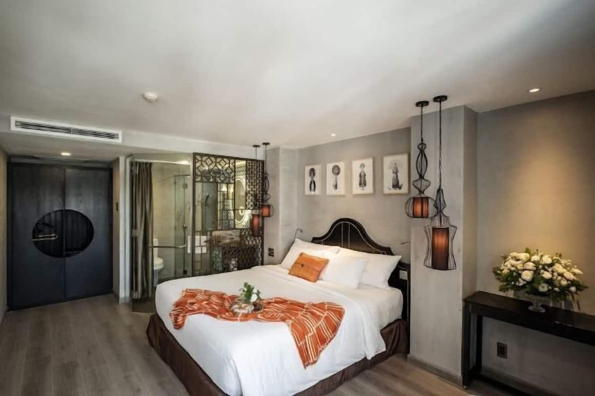 Een minibar, een kluis op de kamer, een bureau, verduisterende gordijnen