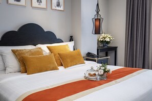 Minibar, coffres-forts dans les chambres, bureau, rideaux occultants