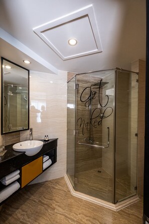 Douche, articles de toilette gratuits, sèche-cheveux, chaussons