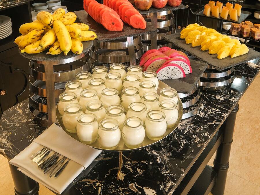 Café da manhã, almoço e jantar; culinária internacional