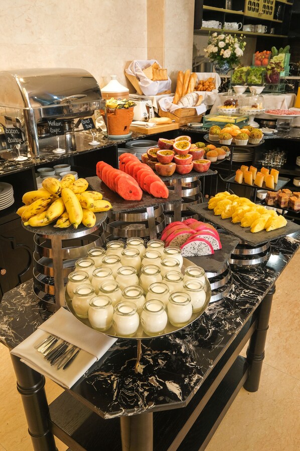 Breakfast, lunch, dinner served; international cuisine