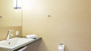 Ein modernes Badezimmer mit Waschbecken, Toilette und Spiegel.