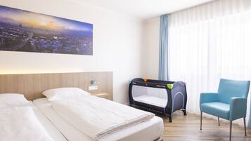 ダブルルーム キングベッド 1 台 | リビング エリア | 26 インチの液晶テレビ (デジタル放送視聴可)、テレビ