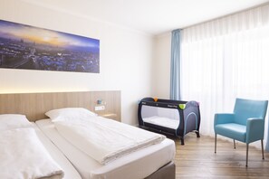 Dobbeltrom, 1 kingsize-seng | Oppholdsområde | En 26-tommers LCD-TV med digitale kanaler samt TV