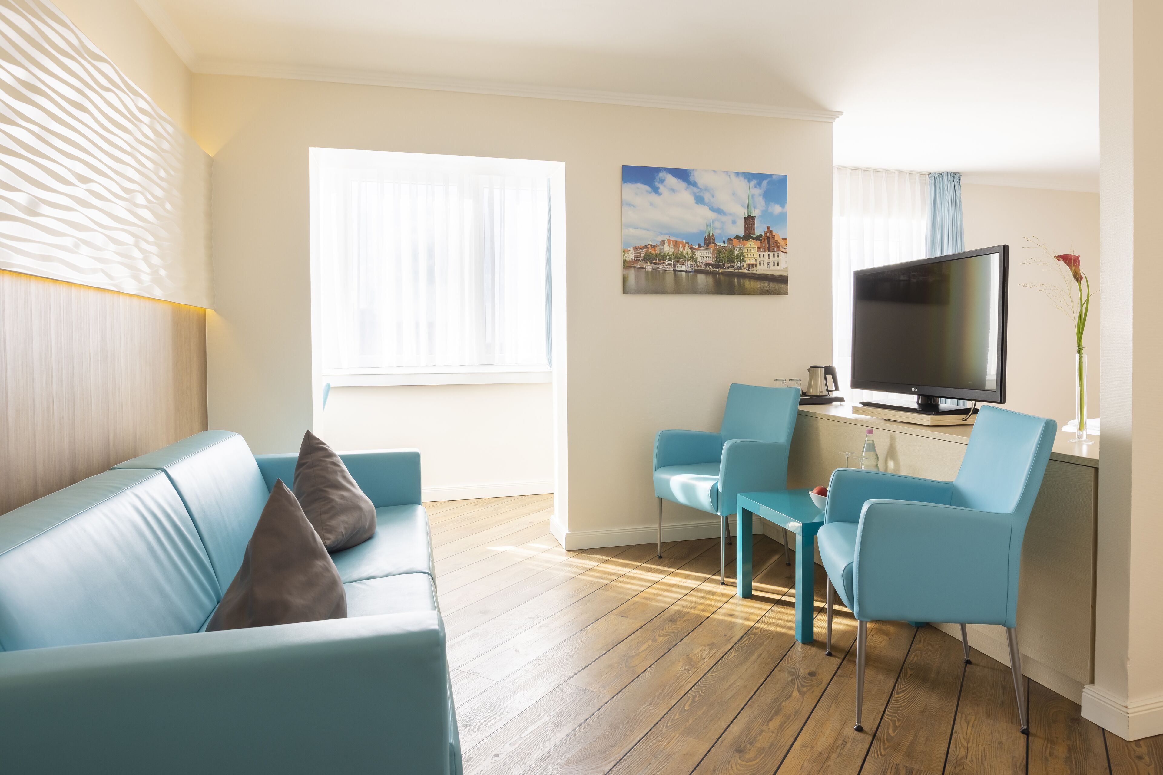 studio suite | hypo-allergenic bedding, in-room safe, desk, soundproofing