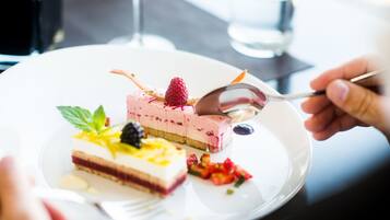 Un postre en un plato blanco con un tenedor y una cuchara.