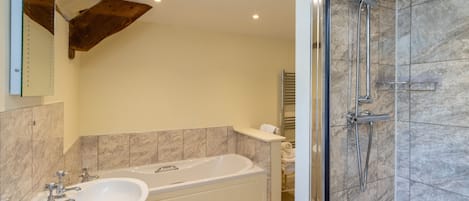 Executive Triple Room, Ensuite | Bathroom