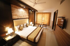 Deluxe Room, 1 King Bed | Desk, soundproofing, free WiFi - Hotel Delhi Pride (New Delhi)