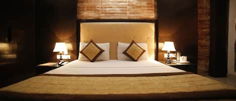 Deluxe Room, 1 King Bed | Desk, soundproofing, free WiFi