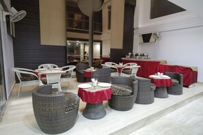 Serveert ontbijt, lunch en diner