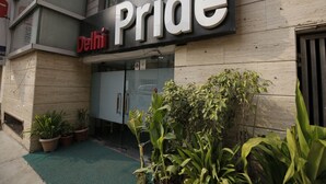 The exterior of a building with a sign that reads "Delhi Pride." - Hotel Delhi Pride (New Delhi)