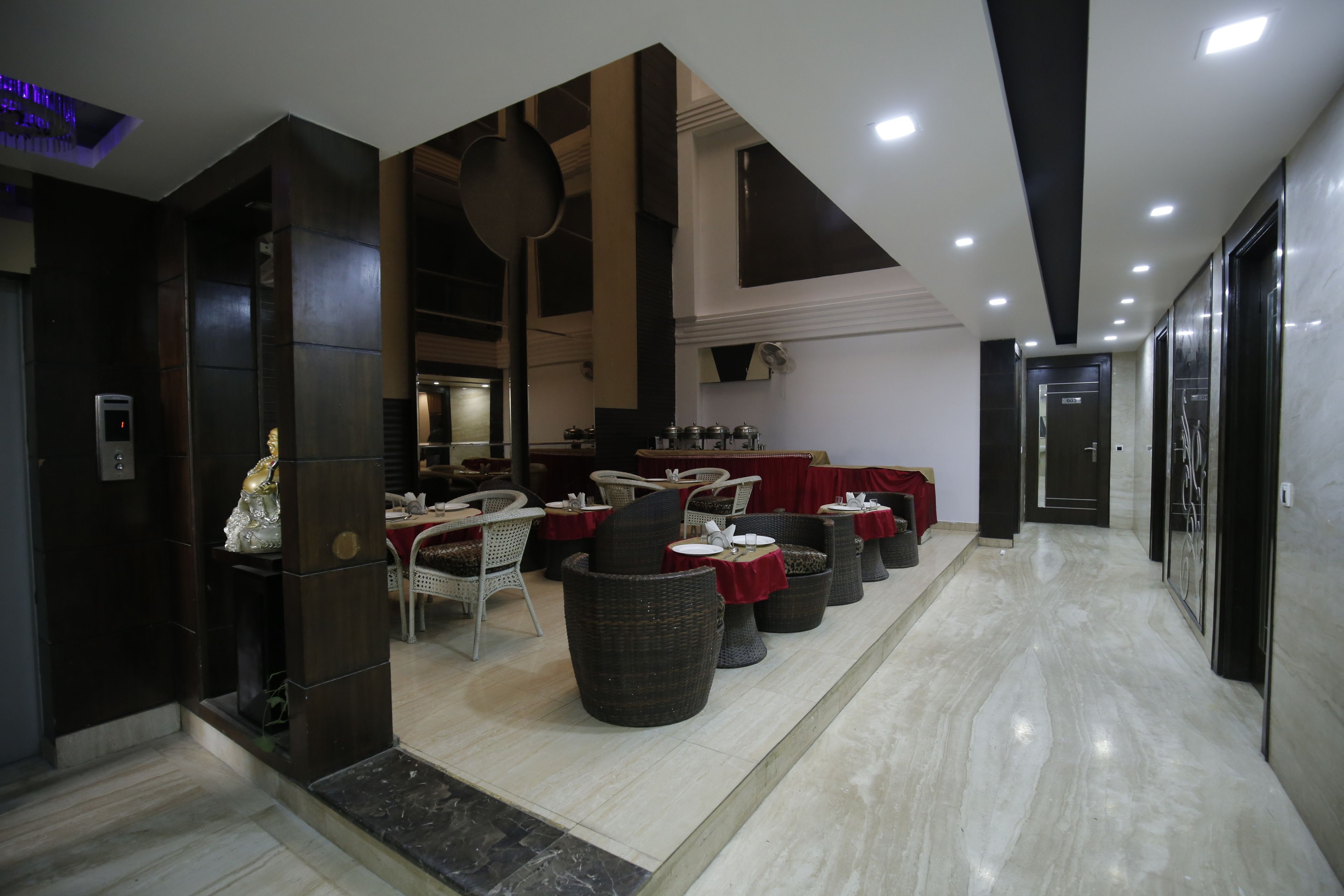 Phục vụ bữa sáng, bữa trưa và bữa tối 