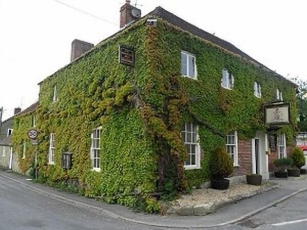 Exterior - Pembroke Arms (Salisbury)