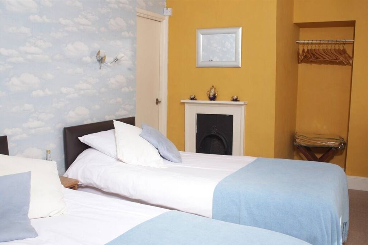 Kamer, 1 twee- of 2 eenpersoonsbedden, en-suite badkamer