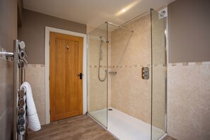 Habitació doble Deluxe | Bany | Banyera i dutxa independents, assecador de cabells, tovalloles i sabó 