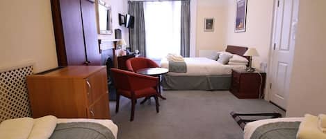 Family Quadruple Room, Multiple Beds, Ensuite | In-room safe, desk, free WiFi