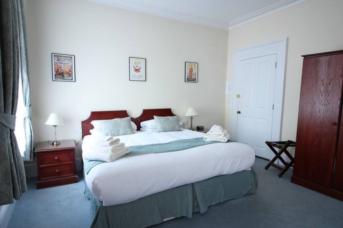Double or Twin Room, 1 Double or 2 Twin Beds, Ensuite | In-room safe, desk, WiFi (free)