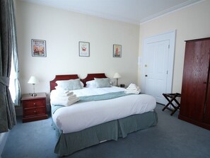 Chambre double ou avec lits jumeaux, 1 lit double ou 2 lits jumeaux, salle de bain attenante | Coffre-fort, bureau, accès au Wi-Fi (inclus)