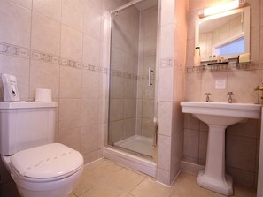 Double or Twin Room, 1 Double or 2 Single Beds, Ensuite | Bathroom | Shower, hair dryer, towels - Peregrine House (Canterbury)