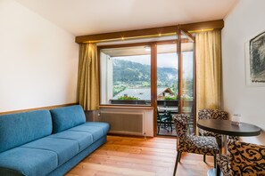 家庭客房, 露台, 山景 | 迷你吧、房內夾萬、獨特裝修、書桌