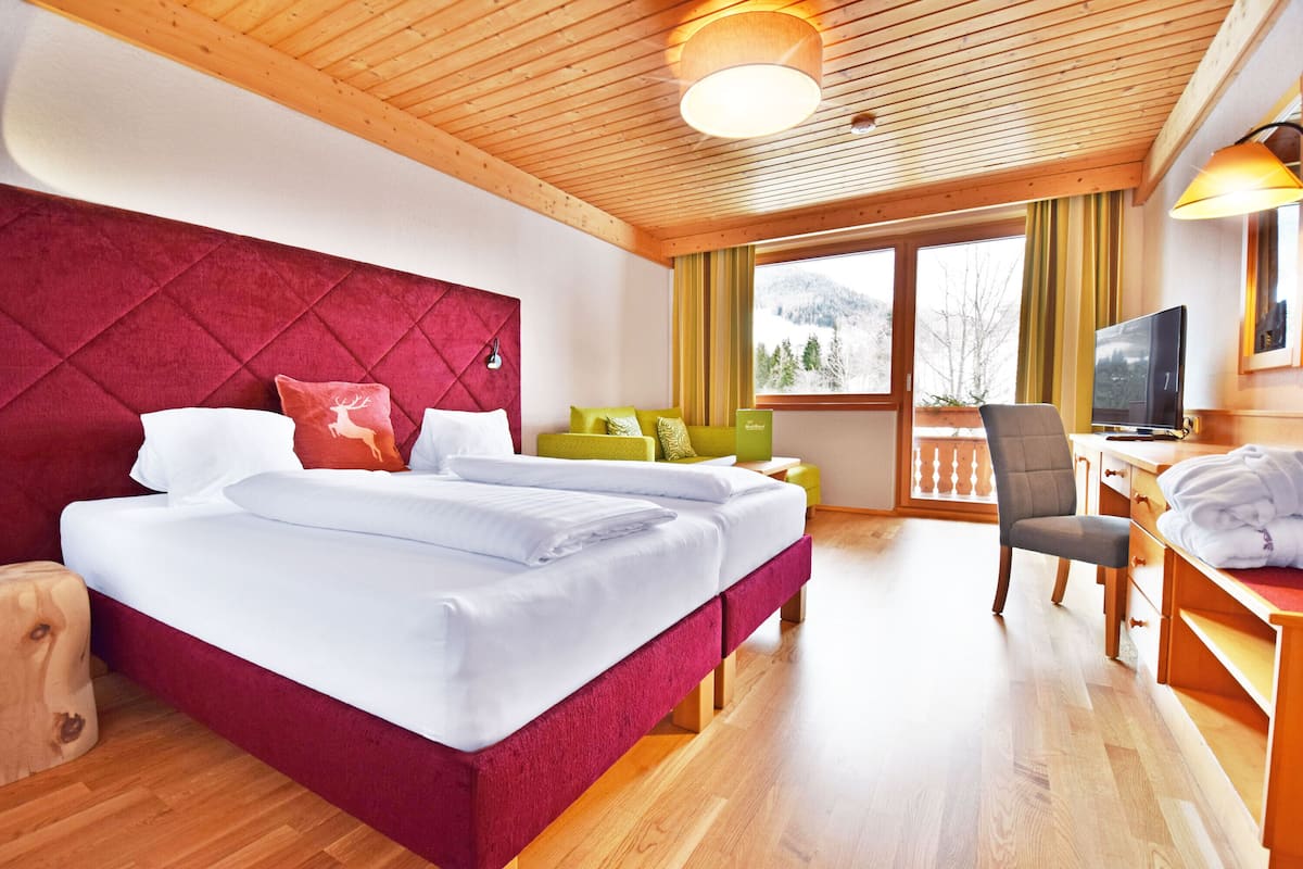 Chambre Double Supérieure, balcon, vue montagne | Minibar, coffres-forts dans les chambres, ameublement personnalisé