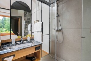 Suite, 1 habitación, balcón, vistas a la montaña (Strohsack) | Baño | Artículos de higiene personal gratuitos, secador de pelo y albornoces