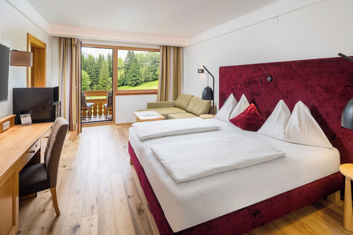 Suite Familiale, 2 chambres, balcon, vue montagne | Minibar, coffres-forts dans les chambres, ameublement personnalisé