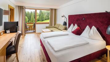 Familien-Suite, 2Â Schlafzimmer, Balkon, Bergblick | Minibar, Zimmersafe, individuell eingerichtet, Schreibtisch