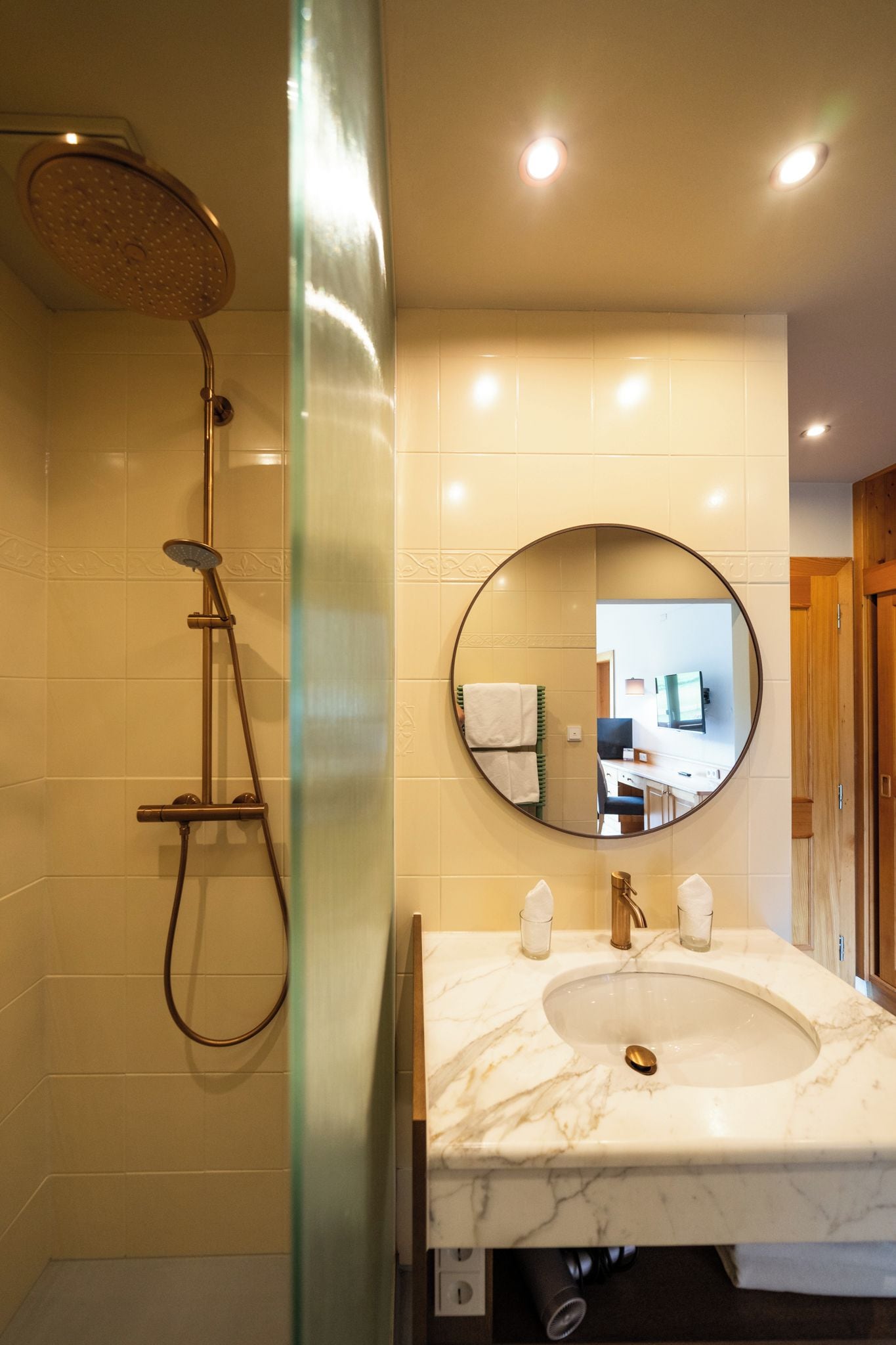 Un baño con ducha, lavabo y espejo.
