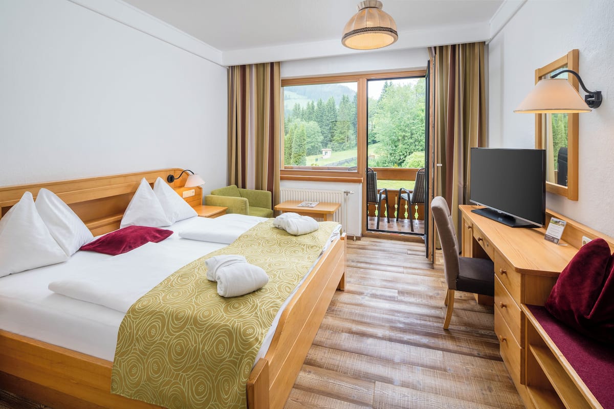 Chambre Double Standard, 1 trÚs grand lit, balcon, vue montagne | Minibar, coffres-forts dans les chambres, ameublement personnalisé