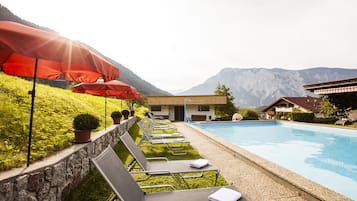 Außenpool, Sonnenschirme, Liegestühle