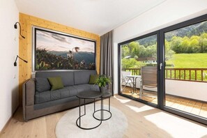 Familierom, balkong, dalutsikt | Sengetøy av topp kvalitet, dundyner, minibar og safe på rommet