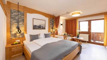 Superior-Doppelzimmer, Balkon, Talblick | Hochwertige Bettwaren, Daunenbettdecken, Minibar, Zimmersafe