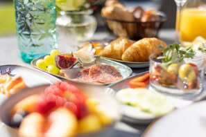 Bữa sáng buffet hàng ngày với phụ phí nhỏ