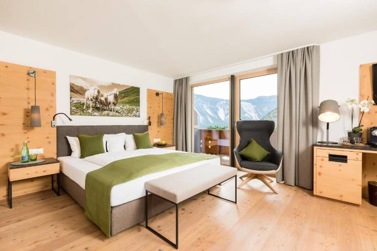 Ropa de cama de alta calidad, cubrecamas y minibar 