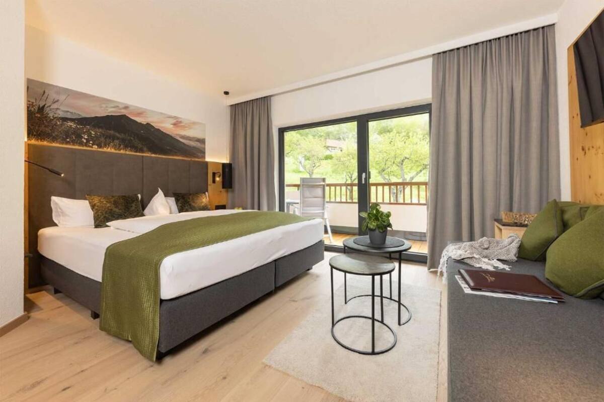 Ropa de cama de alta calidad, cubrecamas y minibar 