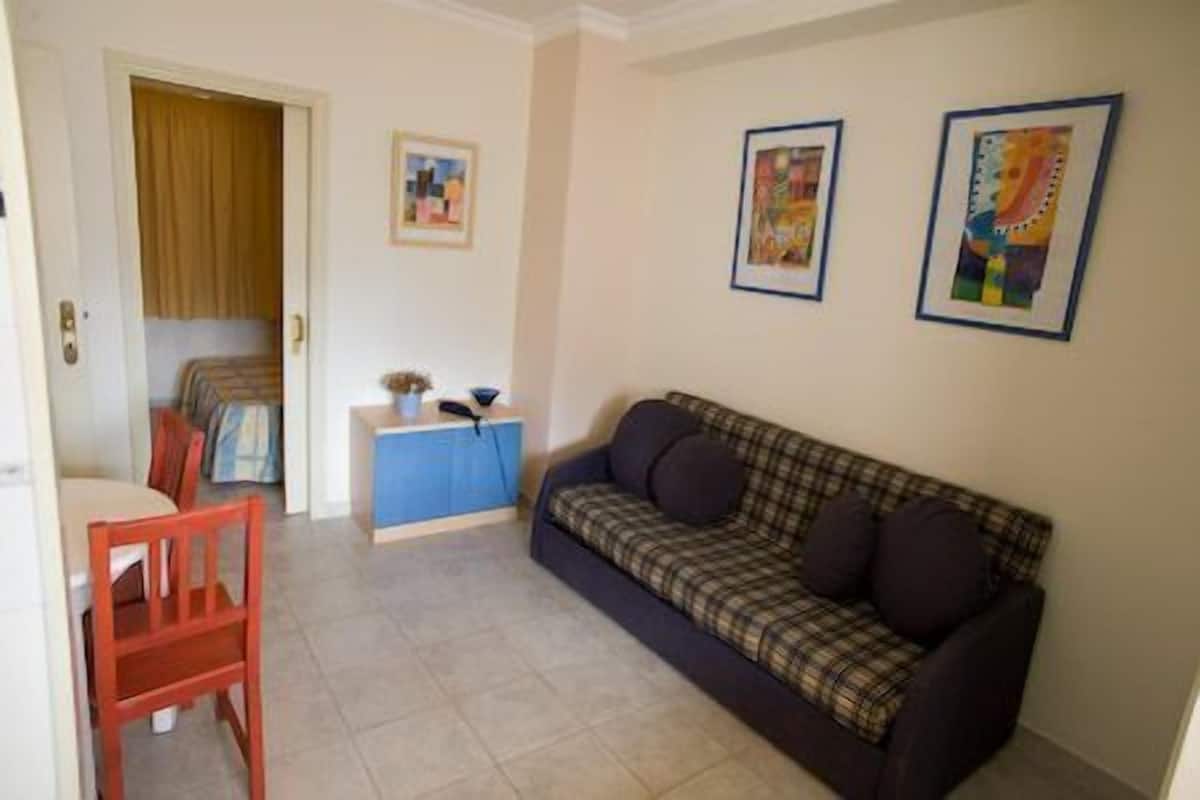 Apartment (2 Adults and 1 child) | Wohnbereich | Flachbildfernseher