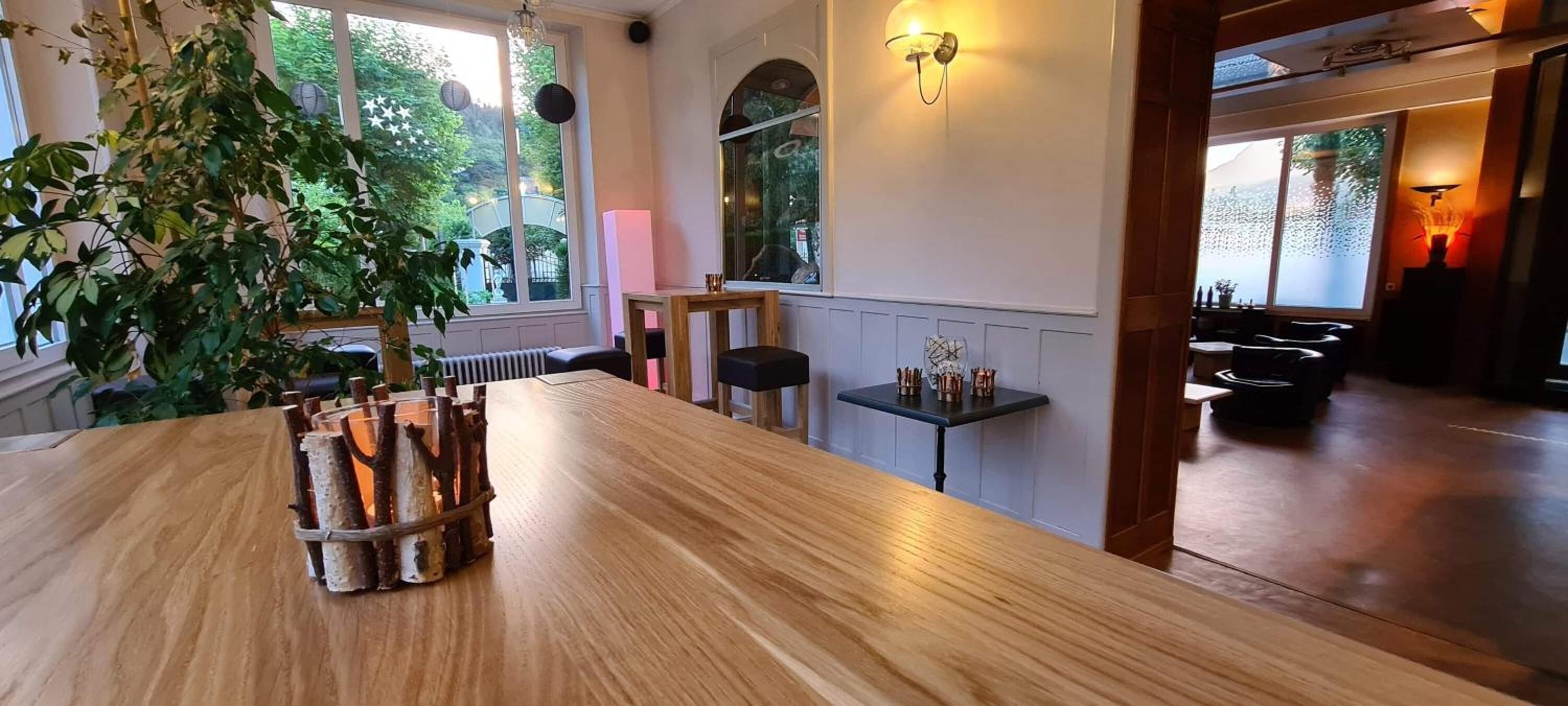 flat-screen tv, ping pong