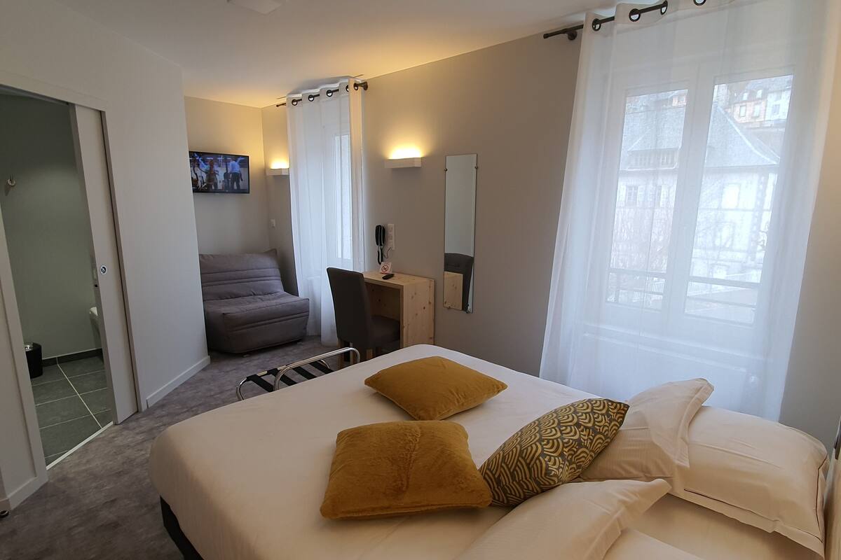 room | desk, free wifi