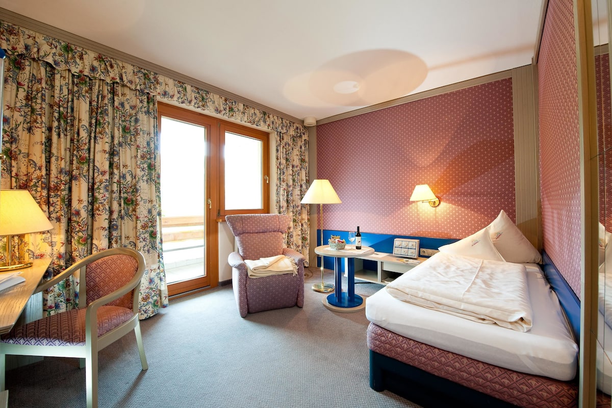 single room, balcony, mountain view | hypo-allergenic bedding, down duvets, minibar, in-room safe