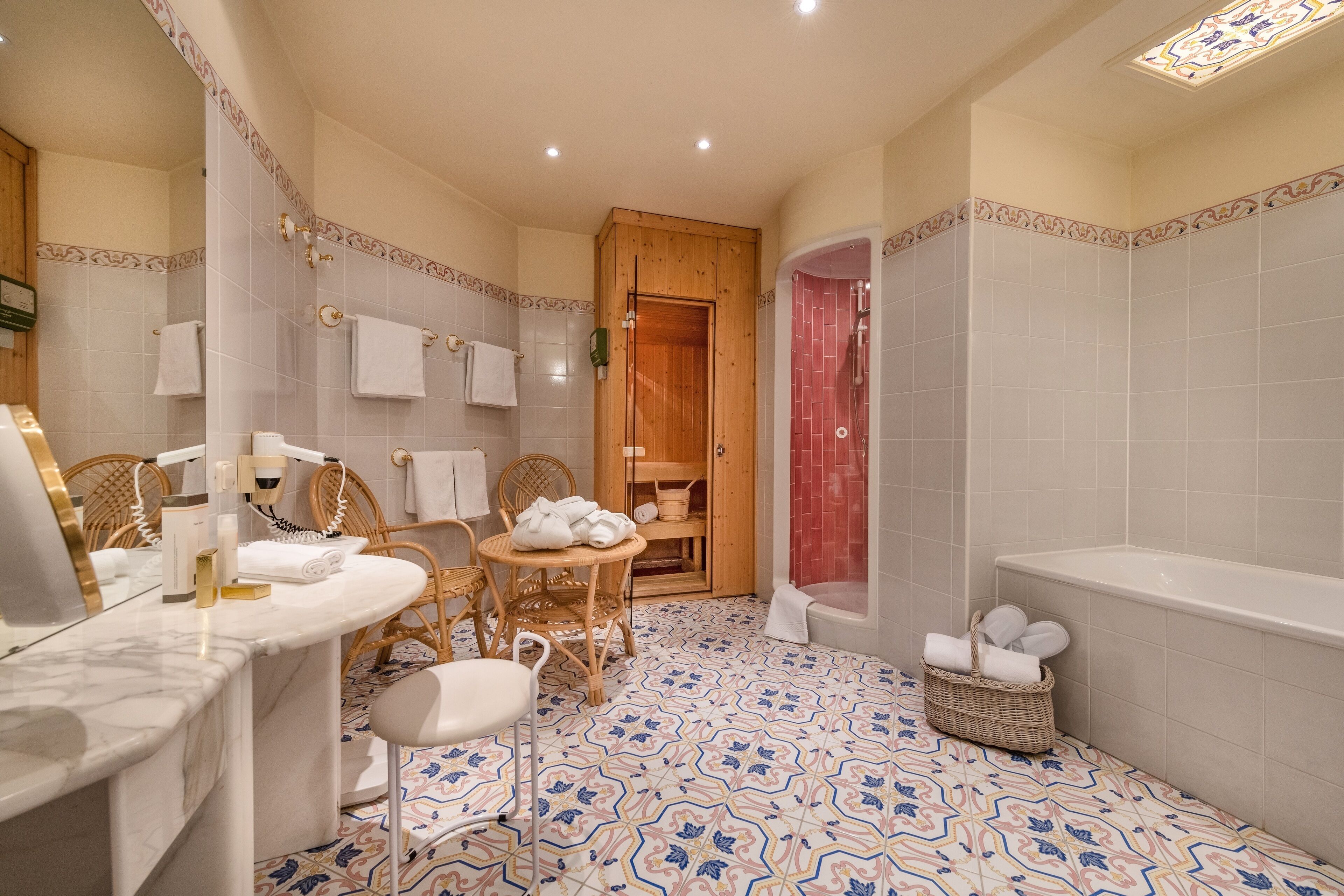 suite, balcony, mountain view (silberdistel) | bathroom | eco-friendly toiletries, hair dryer, bathrobes, bidet